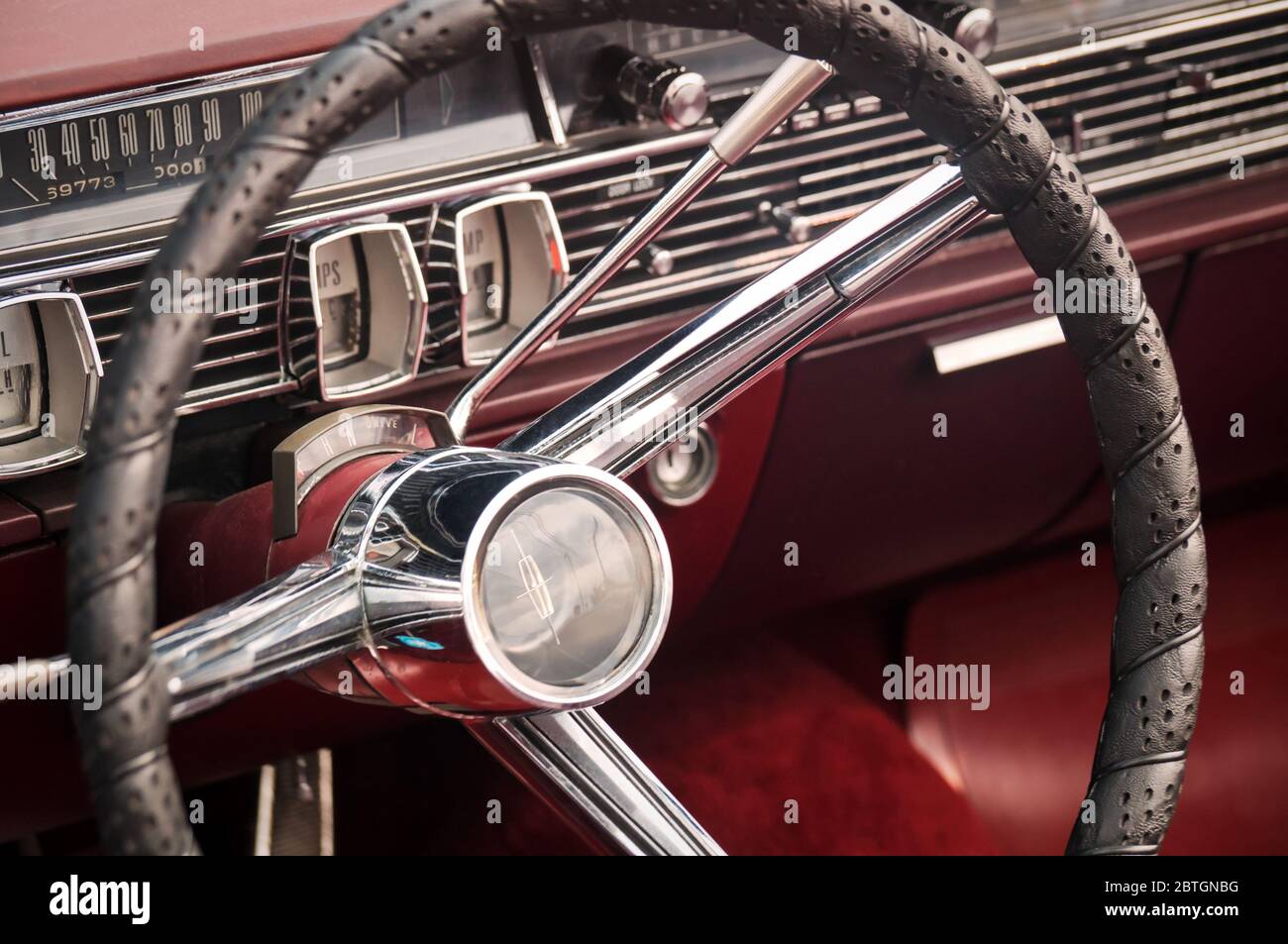 TORONTO, CANADA - 08 18 2018: Volante con logo, quadranti e manopole sul pannello anteriore di 1964 Lincoln Continental convertibile oldtimer auto fatto Foto Stock