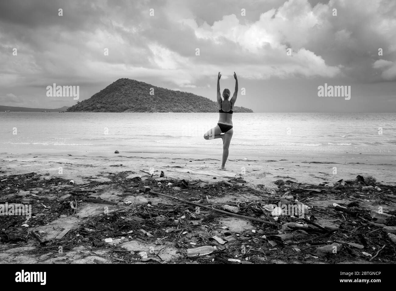 Fare yoga su una spiaggia cambogiana Foto Stock