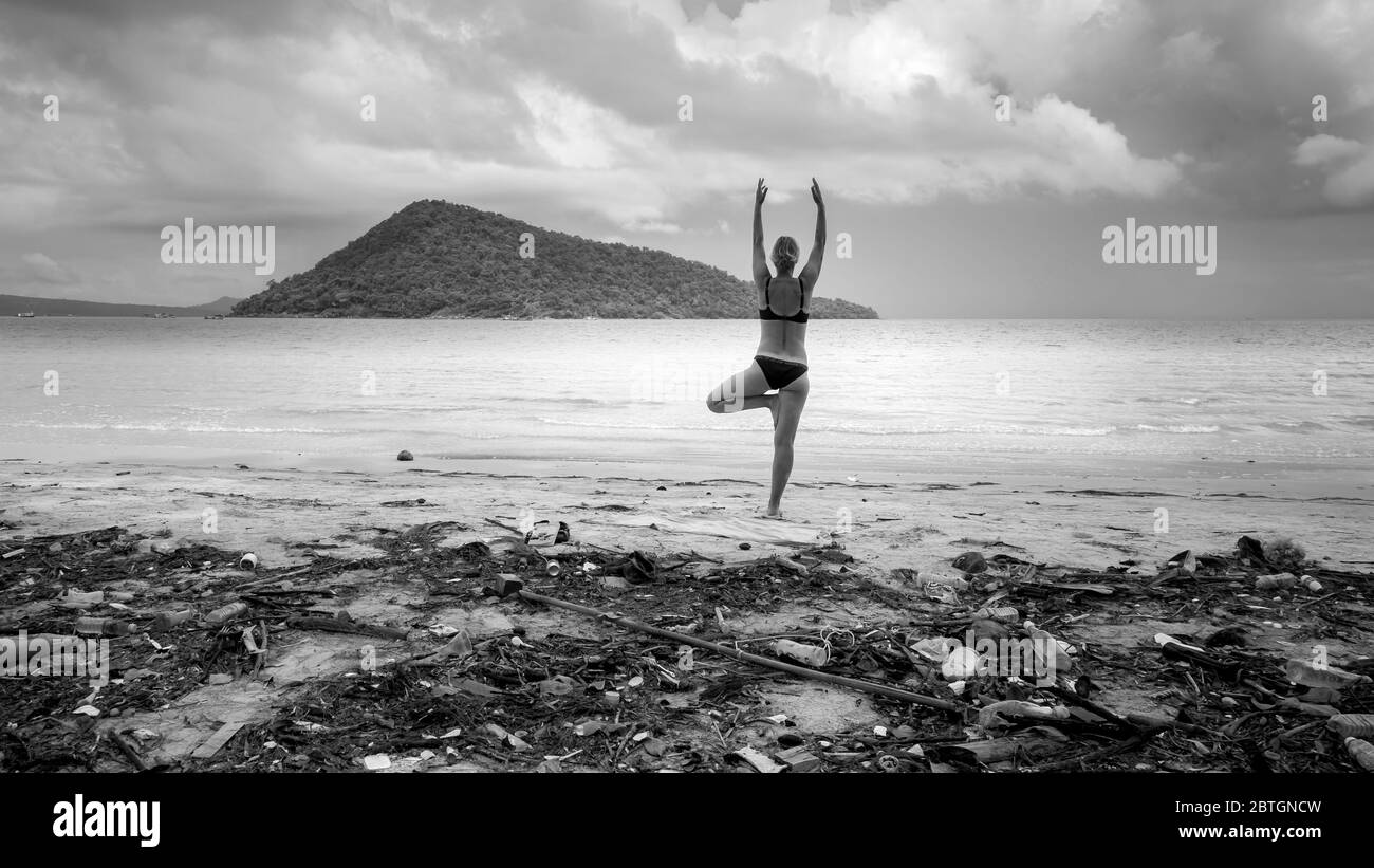 Fare yoga su una spiaggia cambogiana Foto Stock