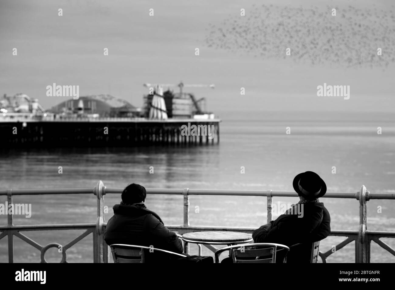 Sciami di giovani al tramonto a Brighton Foto Stock