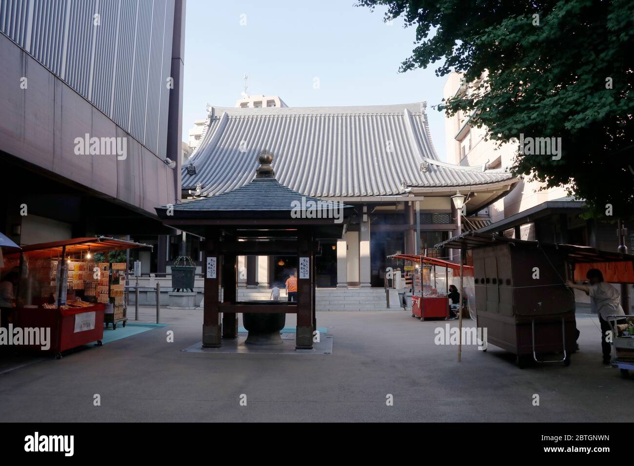 Ci sono solo poche persone nel tempio Koganji conosciuto come Togonki Jizo sulla strada principale di Sugamo, dove è il luogo popolare tra gli anziani. Foto Stock