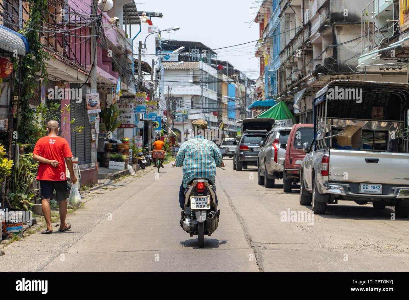 SAMUT PRAKAN, THAILANDIA, Apr 27 2020, piccolo traffico su una strada locale la Domenica a mezzogiorno Foto Stock