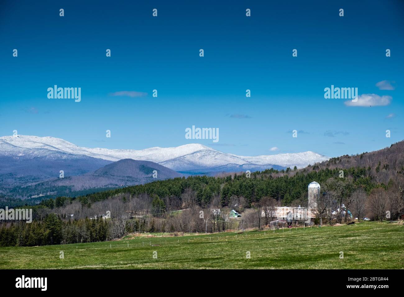 La primavera viene al paesaggio rurale dello stato del Vermont, New England, USA. Foto Stock
