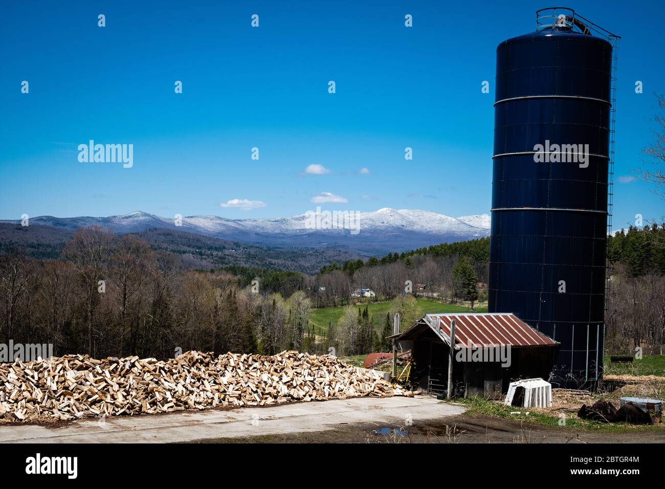 La primavera viene al paesaggio rurale dello stato del Vermont, New England, USA. Foto Stock