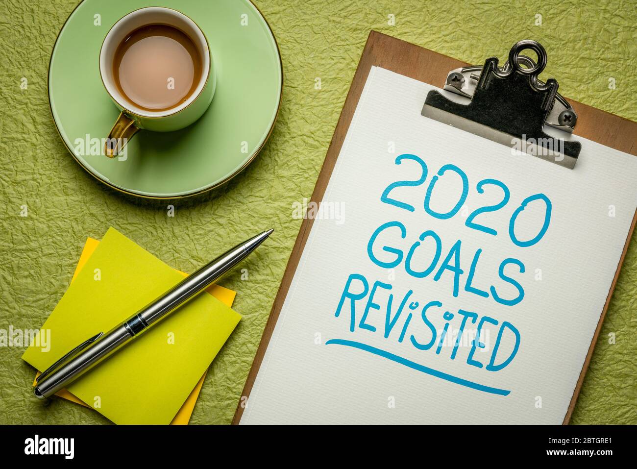 2020 obiettivi rivisitati - cambiamento di business e piani personali per la pandemia coronavirus e recessione economica, calligrafia in un clipboard con caffè Foto Stock