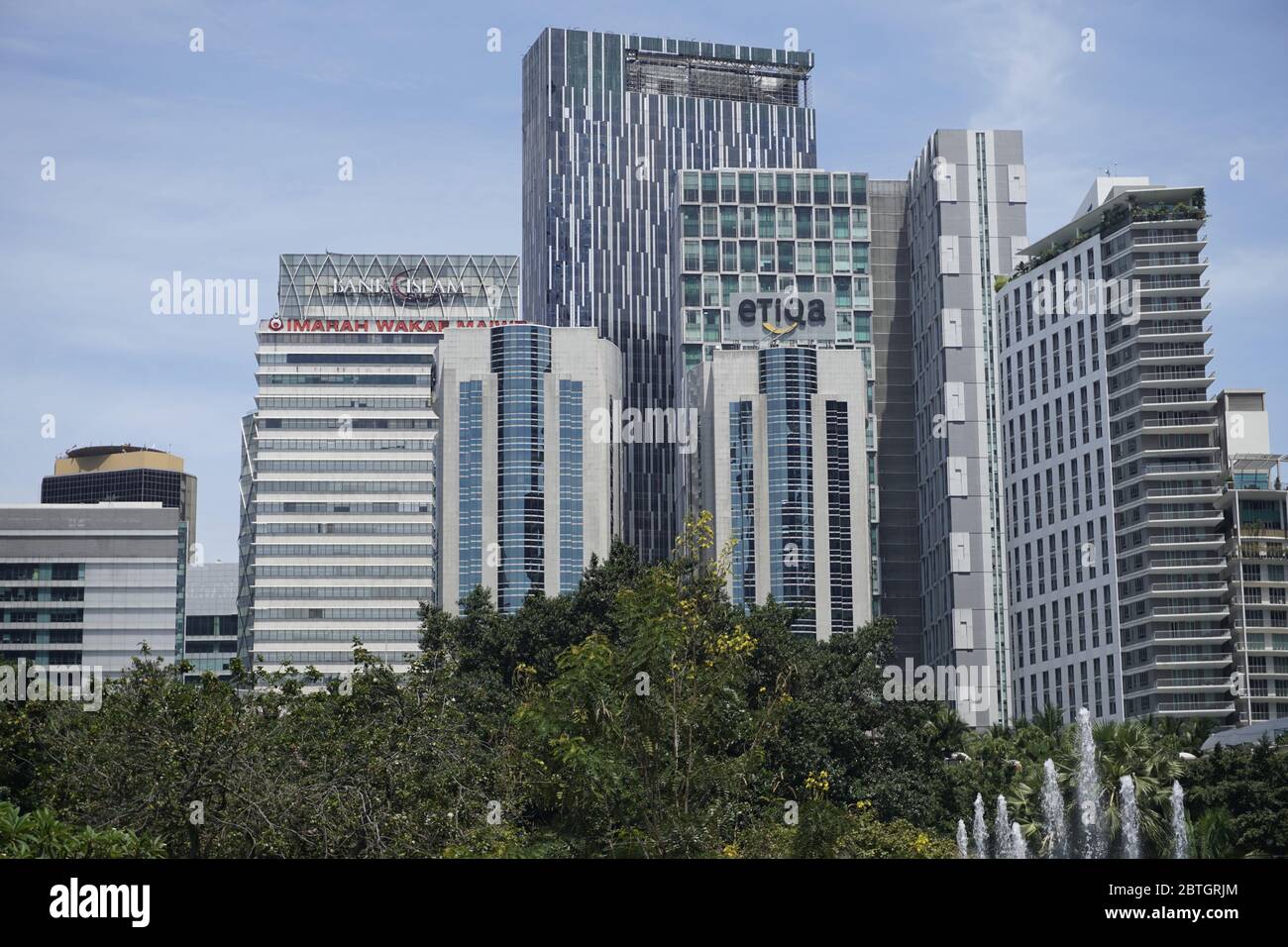 Edifici di uffici di grattacieli a Kuala Lumpur, con vista dal parco KLCC Foto Stock
