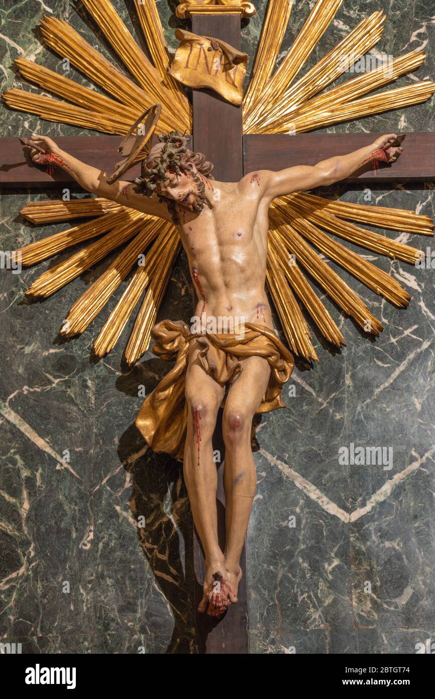 RAVENNA, ITALIA - 27 GENNAIO 2020: La statua scolpita di Gesù sulla croce in chiesa barocca Chiesa di Santa Maria del Suffragio di D. Toschini. Foto Stock
