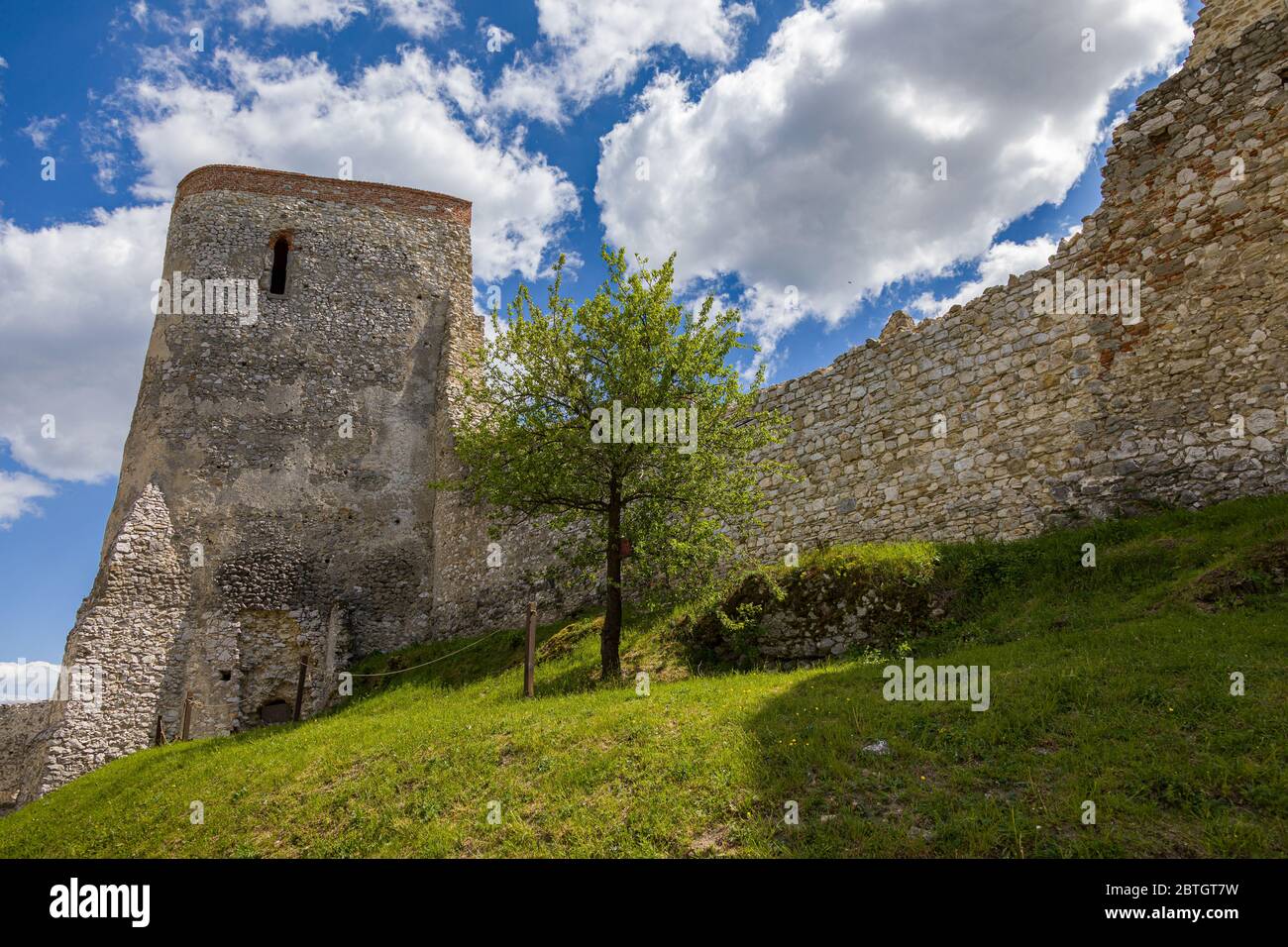 Le rovine del castello di Cachtice sopra il villaggio di Cachtice, Slovacchia Foto Stock
