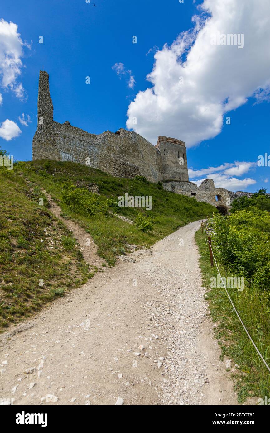 Le rovine del castello di Cachtice sopra il villaggio di Cachtice, Slovacchia Foto Stock