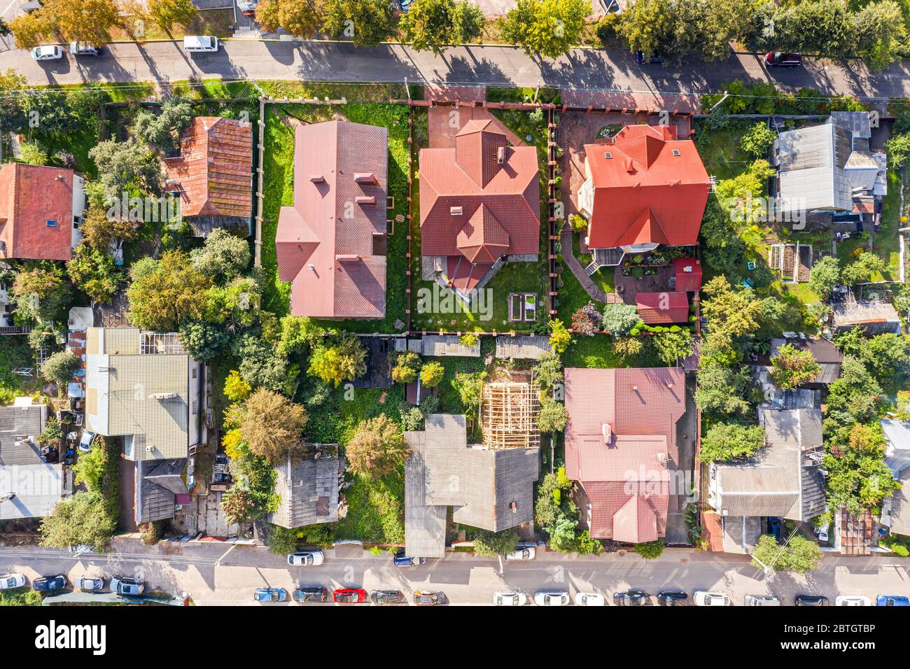 zona residenziale in estate. tetti rossi di case private con giardini verdi. vista aerea estiva Foto Stock