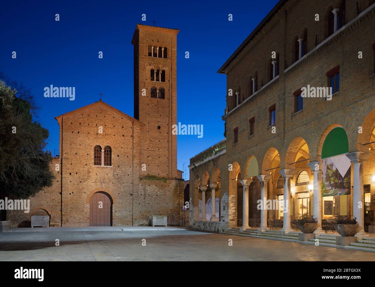 Ravenna - la chiesa Basilica di San Francesco al tramonto. Foto Stock