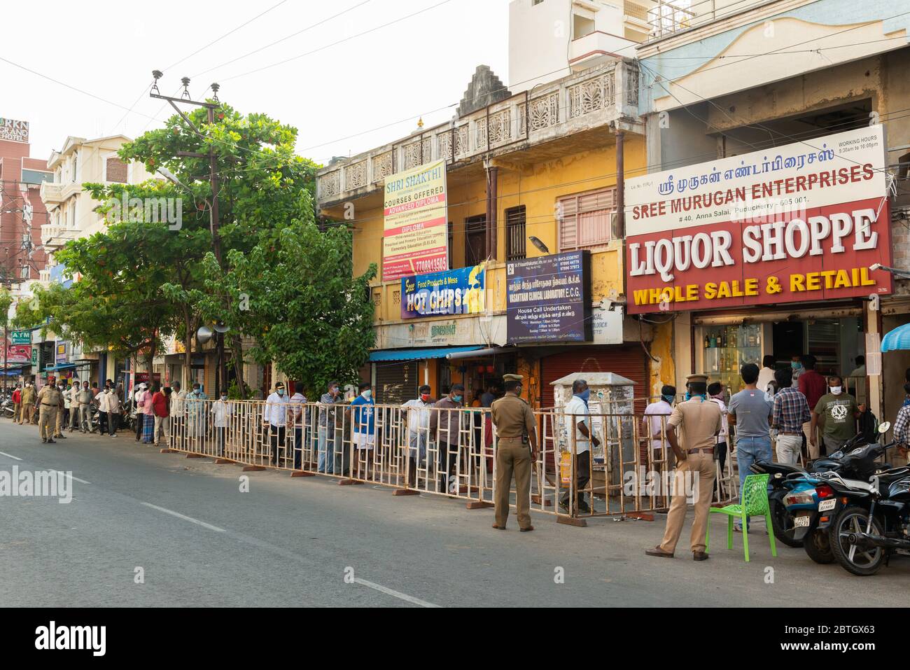 Pondicherry, India - 25 maggio 2020: Primo giorno di apertura dei negozi di liquori a Pondicherry, dopo 2 mesi di chiusura. Foto Stock