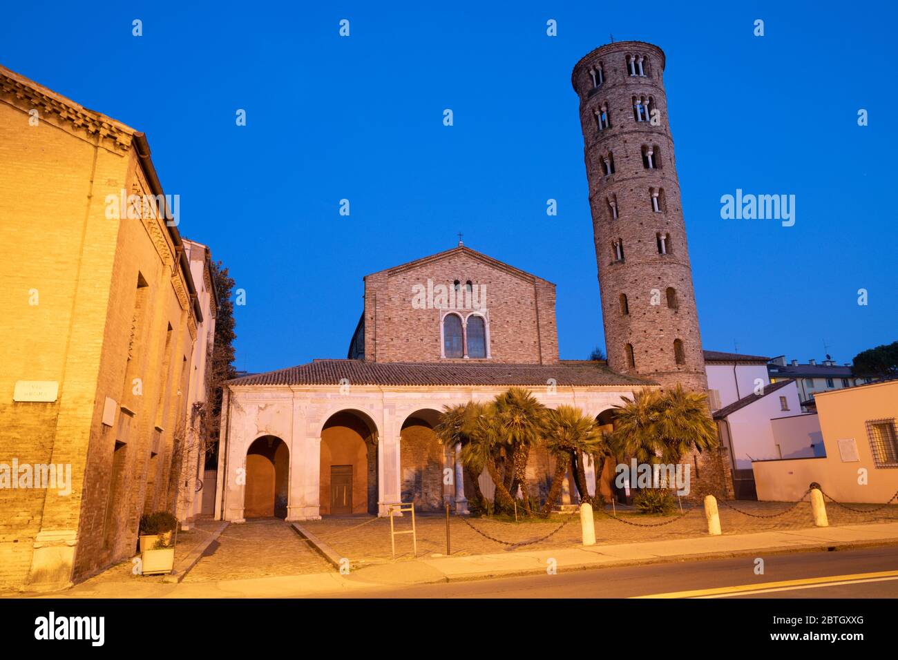 Ravenna - il portale della chiesa Basilica di Sant'Apolinare nuovo al tramonto. Foto Stock