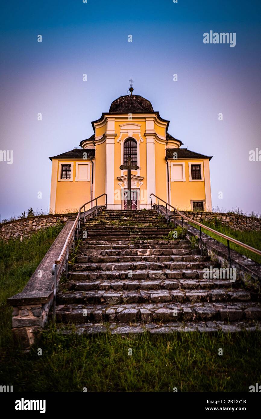 Il Poppy Mountain è una vetta delle colline di Benesov e un importante luogo di pellegrinaggio. Chiesa barocca di San Giovanni Battista e la Vergine Maria. Foto Stock