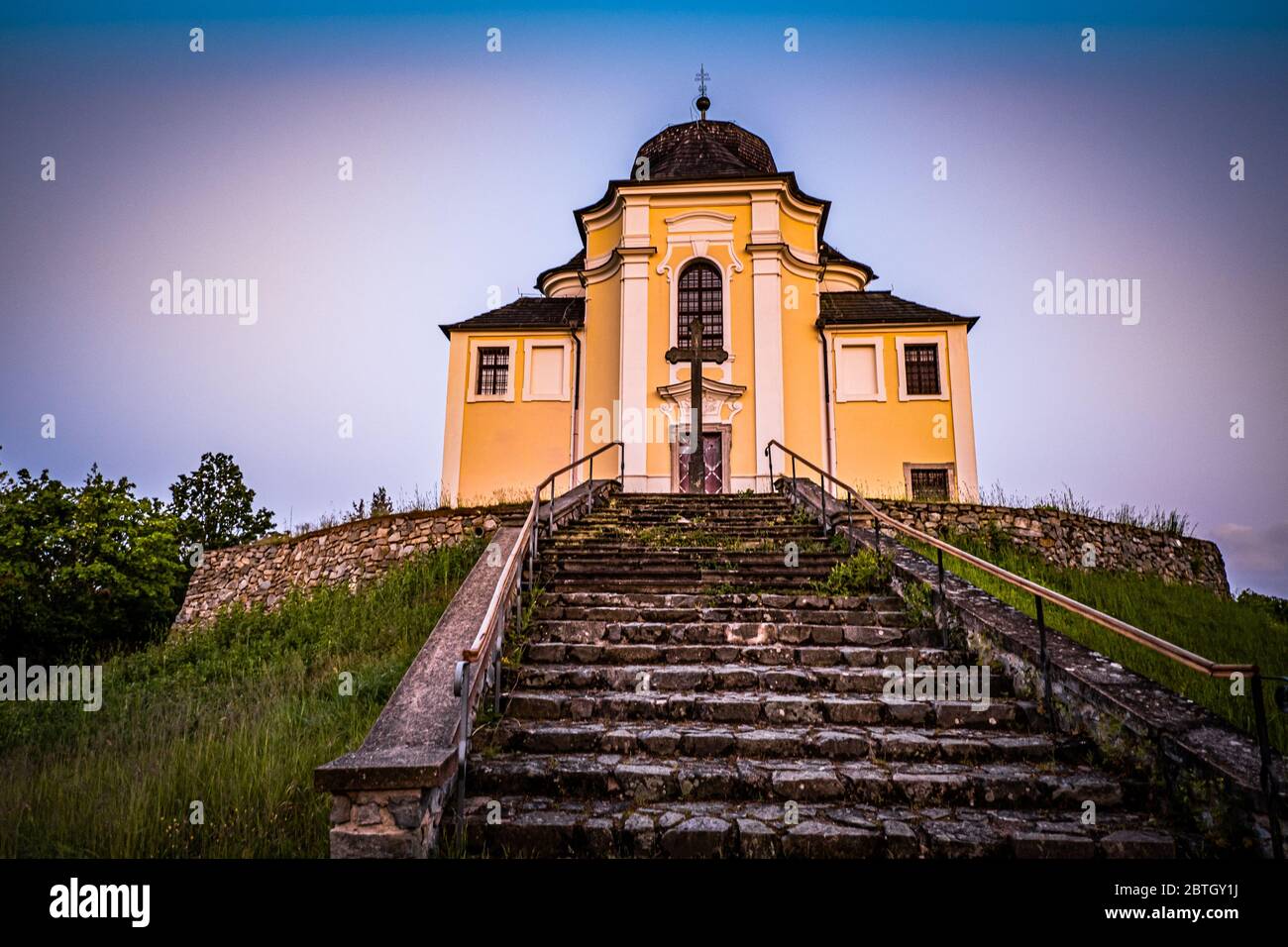 Il Poppy Mountain è una vetta delle colline di Benesov e un importante luogo di pellegrinaggio. Chiesa barocca di San Giovanni Battista e la Vergine Maria. Foto Stock