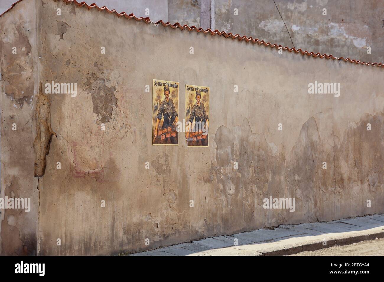 Durante la seconda guerra mondiale era nazista, manifesti militari tedeschi su un vecchio muro di stucco. I poster sono allestimenti per un film dell'era della seconda guerra mondiale per il mercato russo. In Vil Foto Stock