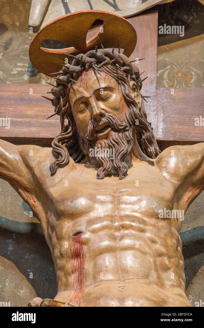 FERRARA, ITALIA - 30 GENNAIO 2020: I Crocifissione scolpiti nella chiesa di Santa Maria in Vado da artista sconosciuto del 16. Foto Stock