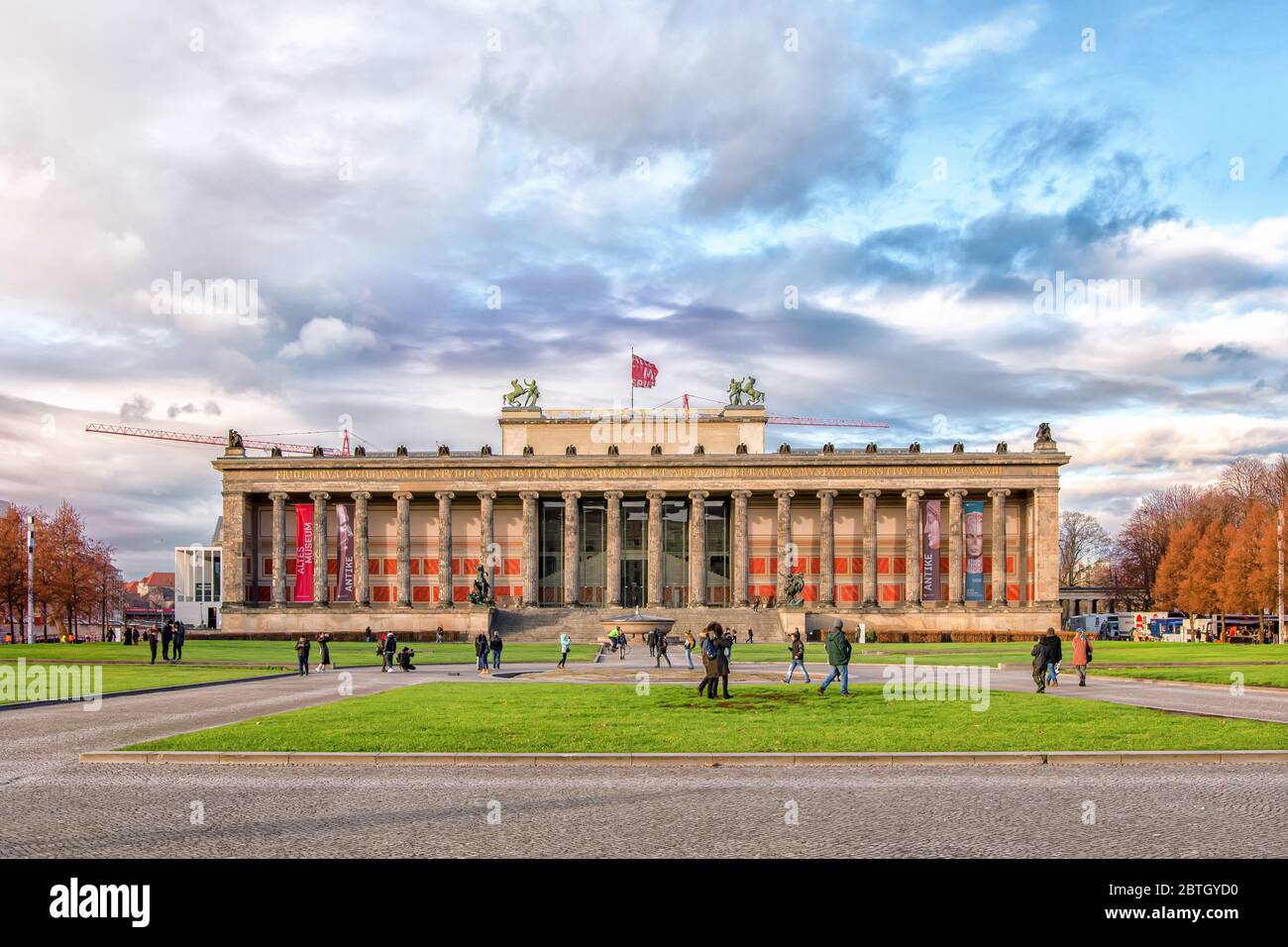 Berlino, Germania - 9 dicembre 2019: Vista del Museo Altes, edificio neoclassico Landmark con 18 colonne rotunda, con mostre di arte greca romana Foto Stock