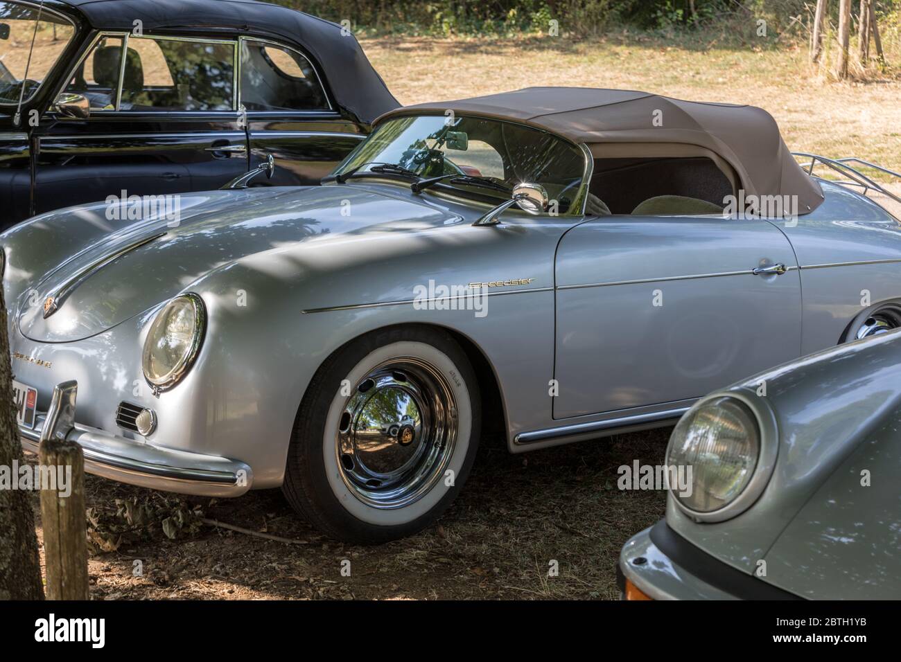 Eyrignac, Francia - 2 settembre 2018: Porsche 911 Parcheggio auto a Eyrignac in Dordogna. Francia Foto Stock