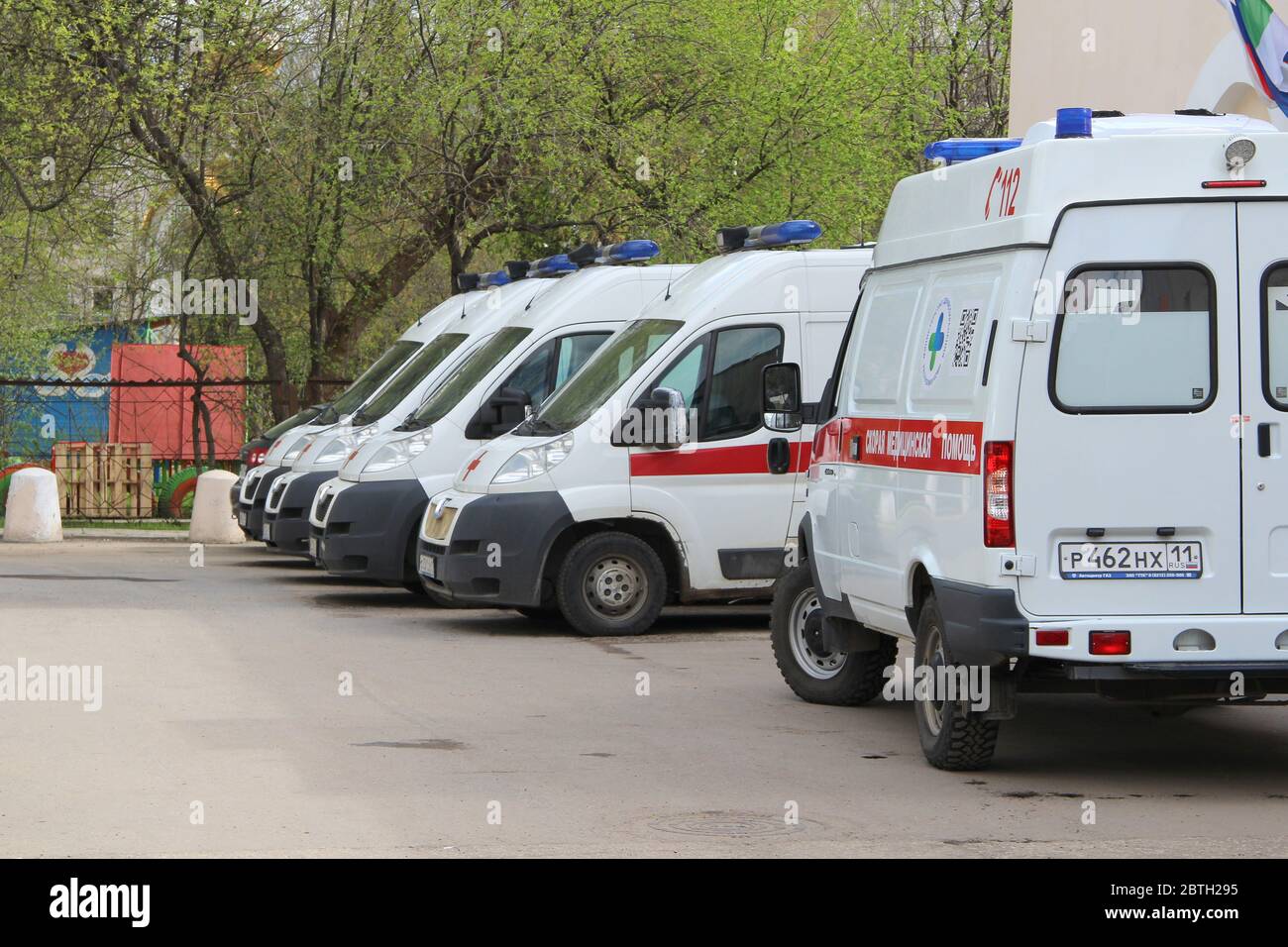 17-05-2020, Syktyvkar, Russia. Molte ambulanze con una striscia rossa con luci blu lampeggianti su una strada della città in Russia. Foto Stock
