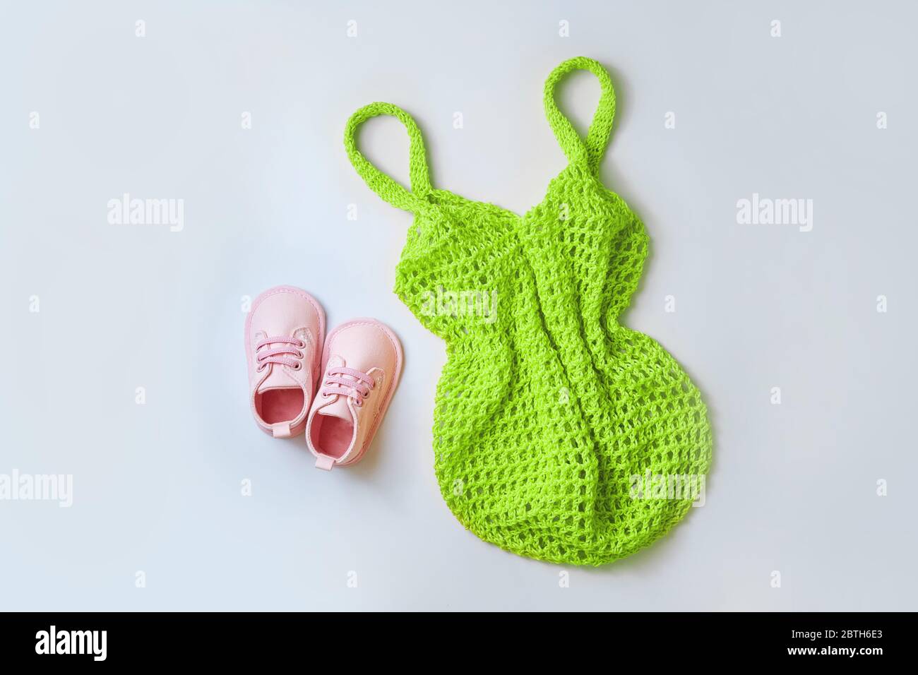 borsa in mesh e scarpe rosa per bambini. Vista dall'alto. Foto Stock