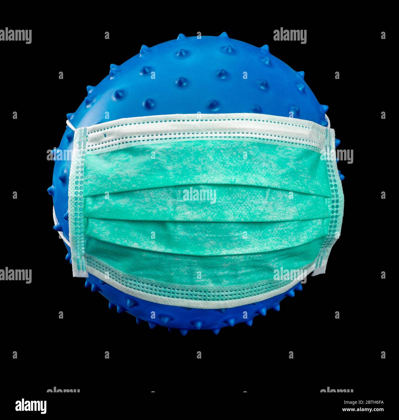 immagine di un virus blu simbolico che indossa una maschera facciale nella parte posteriore nera Foto Stock