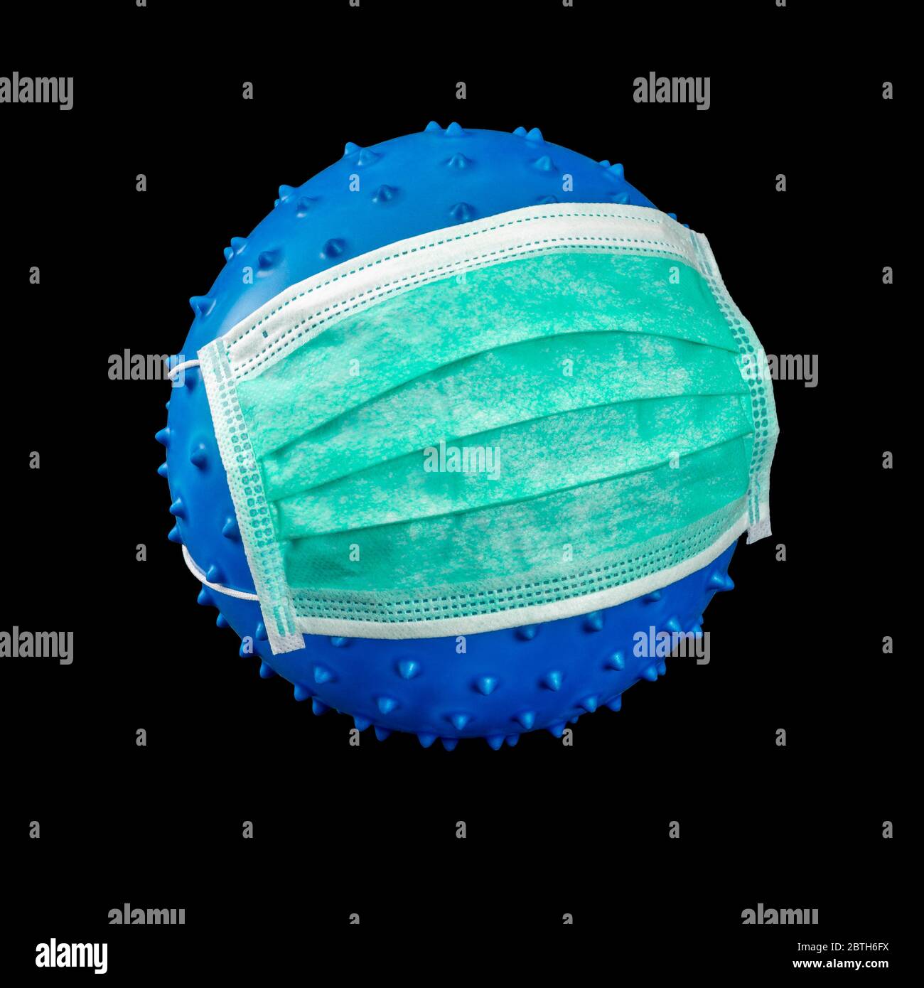 immagine di un virus blu simbolico che indossa una maschera facciale nella parte posteriore nera Foto Stock