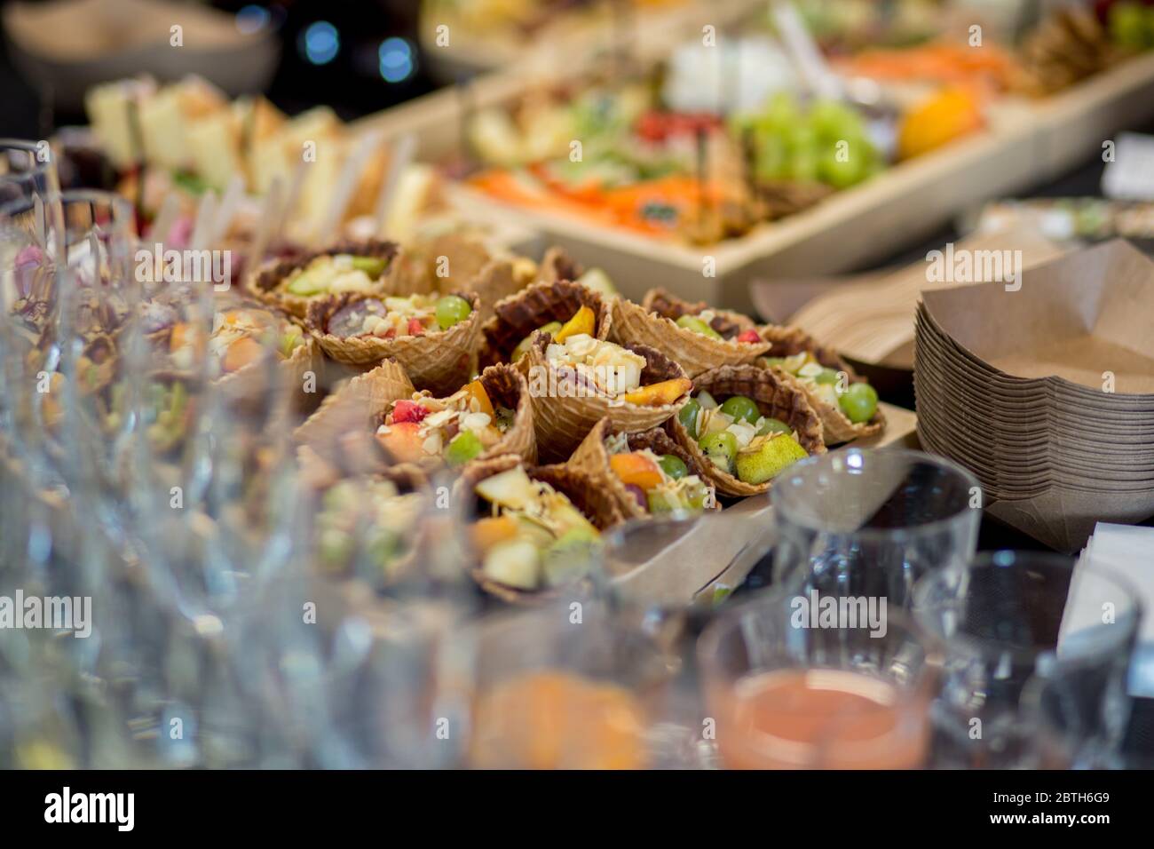 cibo e spuntini sul tavolo a buffet Foto Stock