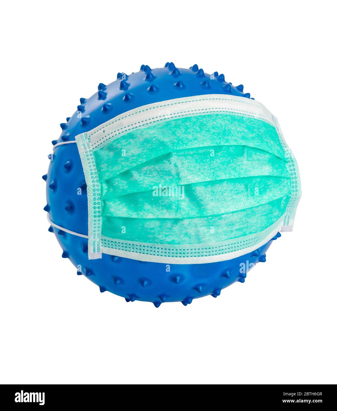 immagine di un virus blu simbolico che indossa una maschera facciale nella parte posteriore bianca Foto Stock