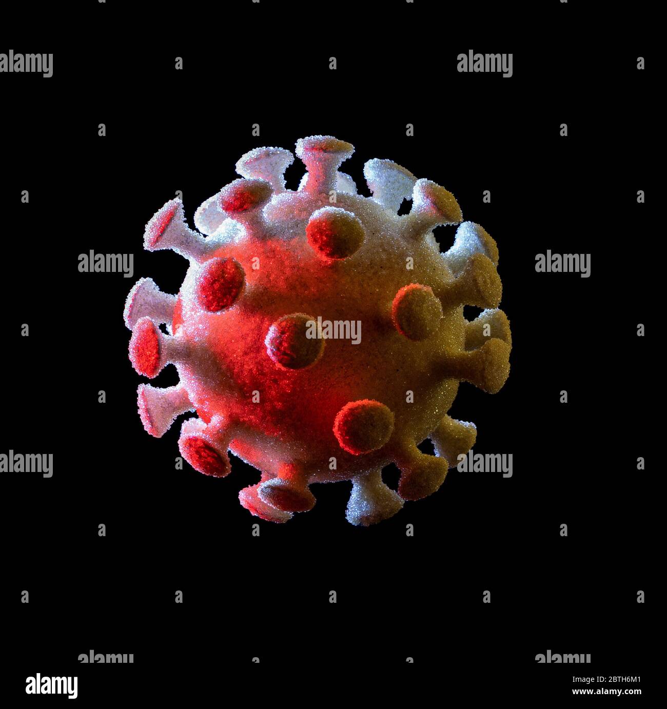 un virus simbolico illuminato colorato nel dorso scuro Foto Stock