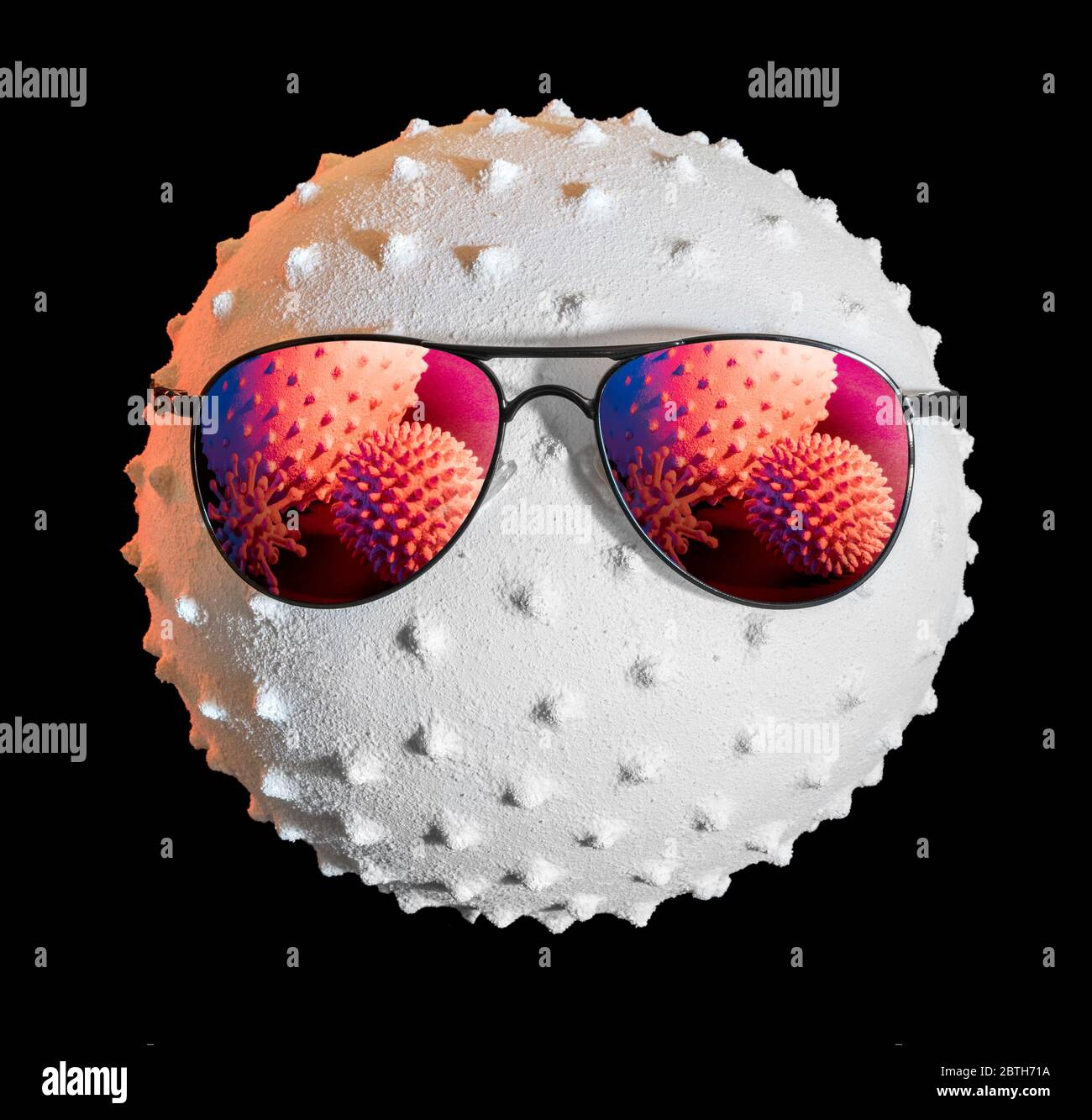 colpo di primo piano che mostra un virus simbolico indossando occhiali da sole in scuro schiena Foto Stock