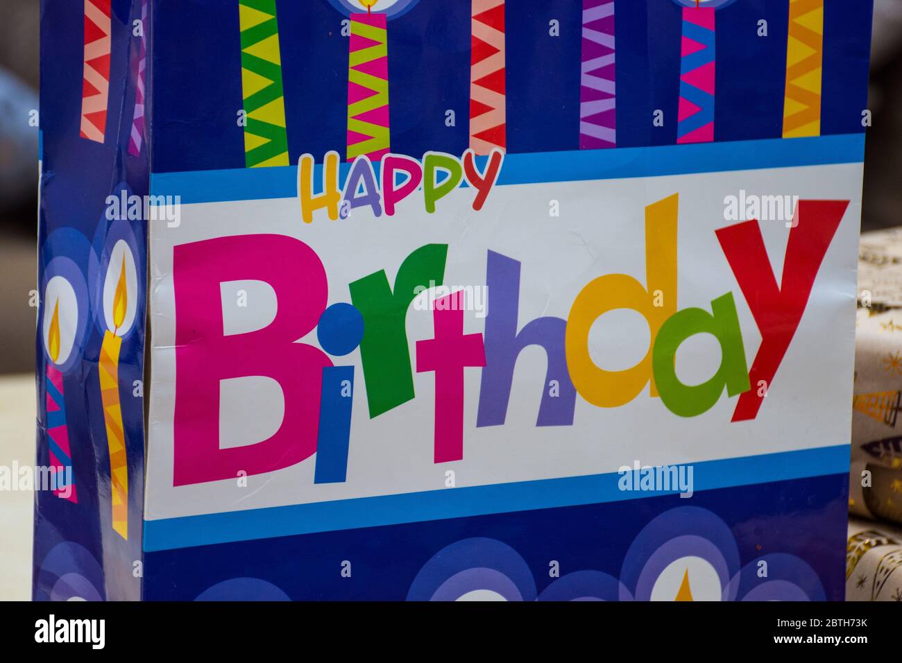 Borsa di buon compleanno di colore brillante per feste e regali. Foto Stock