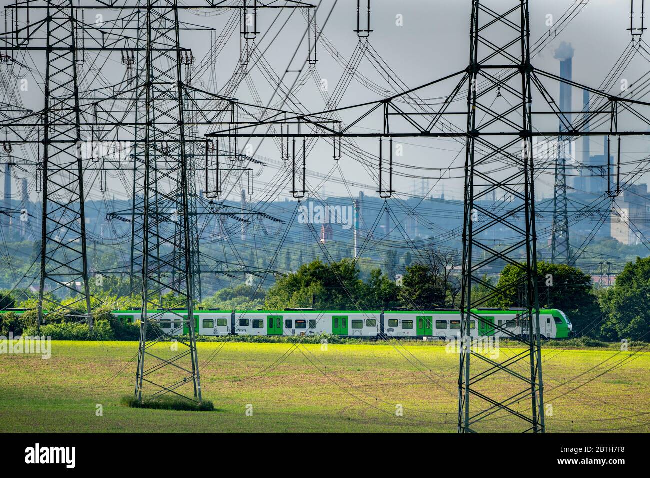Regionale express, treno sulla linea tra Essen e Bochum, linee elettriche, rete di tensione extra-alta, 380 kilovolt, trasporta l'elettricità genera Foto Stock
