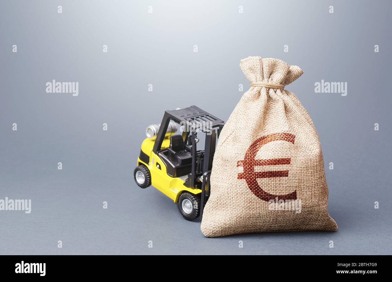 Un carrello elevatore a forche non può sollevare un Euro Money bag. Maggiore assistenza finanziaria, sostegno alle imprese e alle persone. Stimolare l'economia. Tasso di interesse della Fed. H Foto Stock