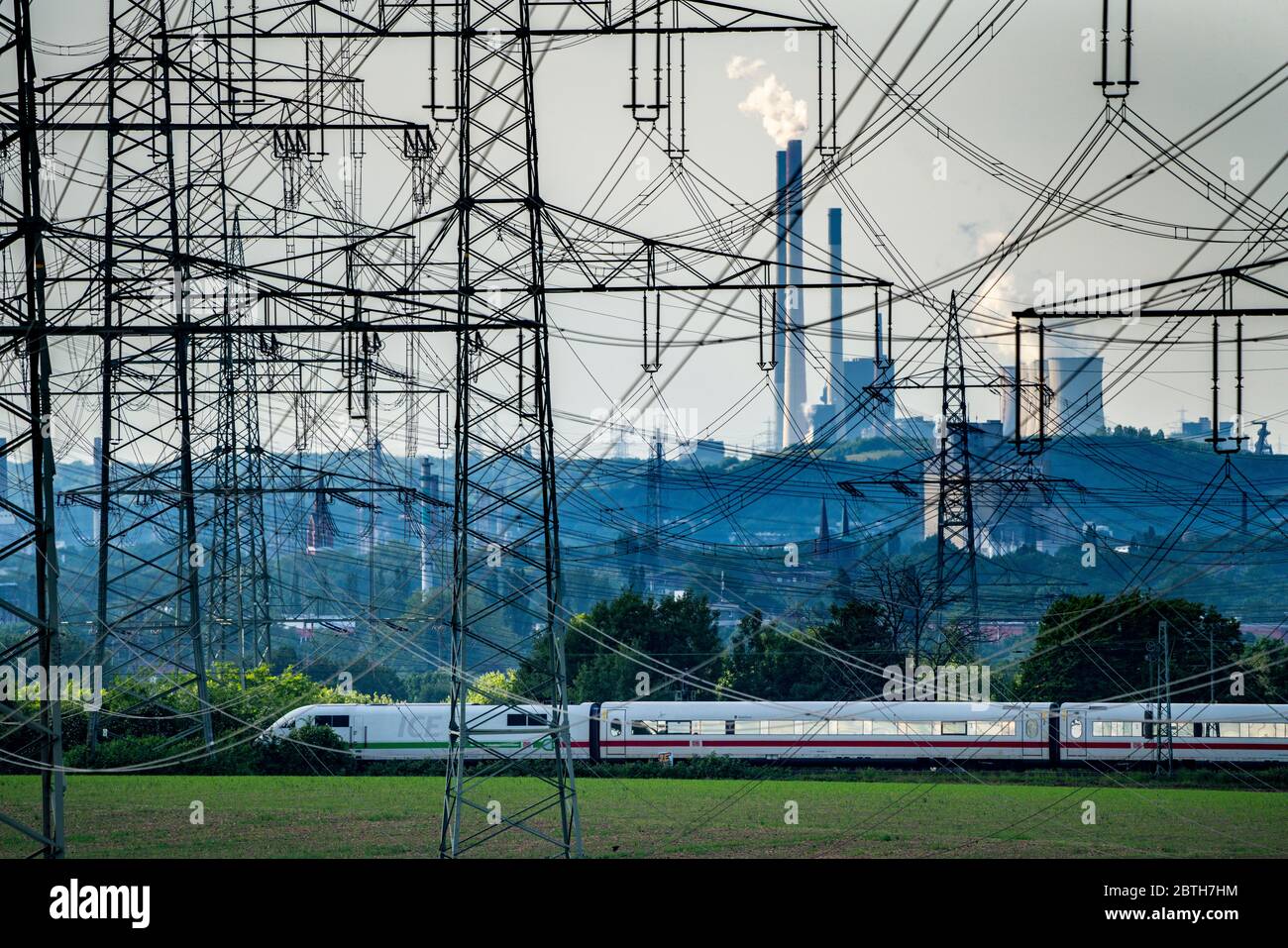 IL TRENO ICE sulla linea tra Essen e Bochum, con marchio di eco-elettricità, linee elettriche, rete di tensione extra-alta, 380 kilovolt, trasporta l'elettro Foto Stock