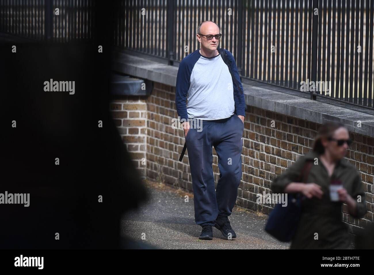 Il primo ministro Dominic Cummings arriva a Downing Street, Londra, il giorno dopo aver tenuto una conferenza stampa sulle accuse che ha violato le restrizioni di blocco del coronavirus. Foto Stock