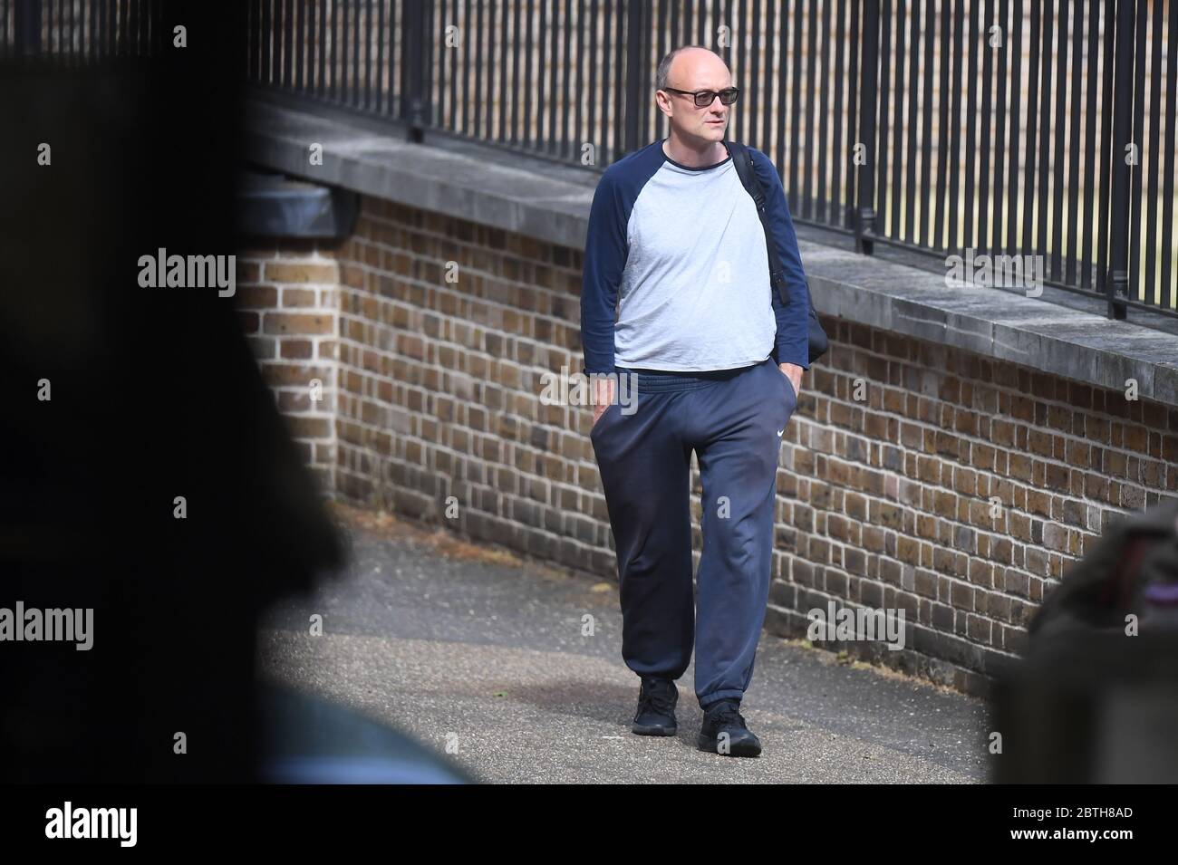 Il primo ministro Dominic Cummings arriva a Downing Street, Londra, il giorno dopo aver tenuto una conferenza stampa sulle accuse che ha violato le restrizioni di blocco del coronavirus. Foto Stock
