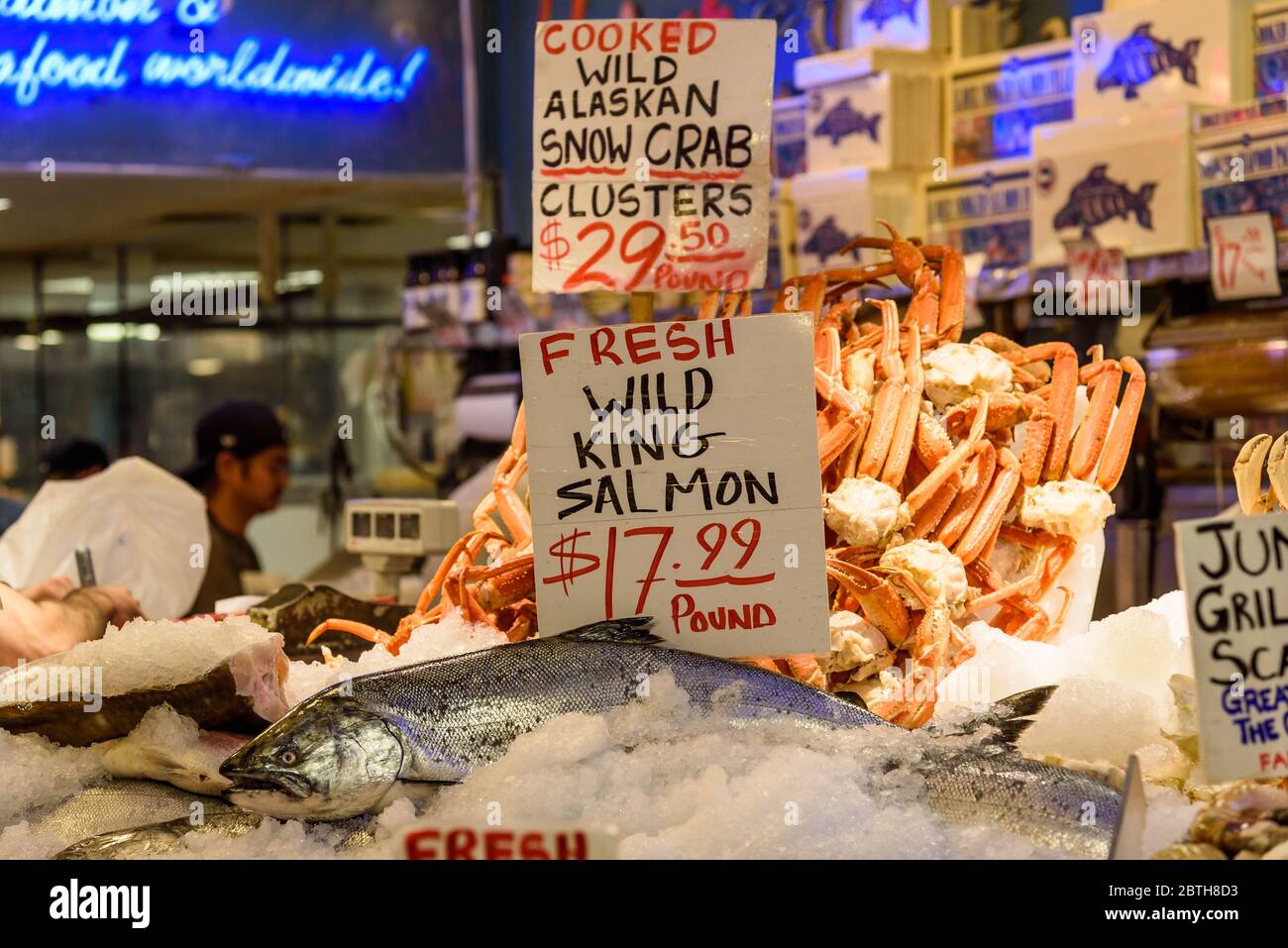 Pesce fresco in vendita in un mercato agricolo. Il pesce è disposto in ghiaccio, ed etichettato. Il mercato è il famoso mercato Pike Place, a Seattle Foto Stock