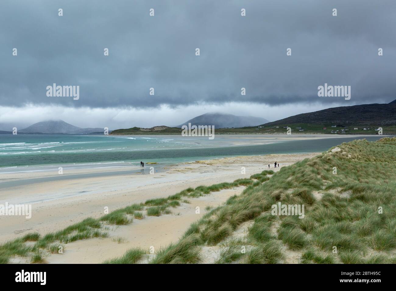 Adulti e bambini sulla spiaggia di Seilebost durante il tempo brutto, Isola di Harris, Ebridi esterne, Scozia Foto Stock
