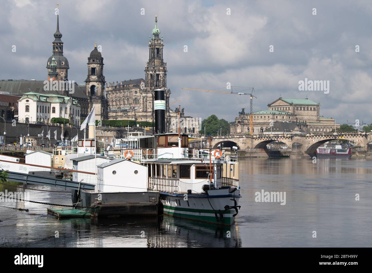 Dresda, Germania. 26 Maggio 2020. Uno storico vaporetto della compagnia di vapore sassone si trova sulla riva terrazzata di fronte allo sfondo della città vecchia. Dal 29 maggio al 05 giugno 2020, più volte al giorno, il tour della città è offerto in acqua, in base alle precauzioni per la corona. Credit: dpa/dpa-Zentralbild/dpa/Alamy Live News Foto Stock