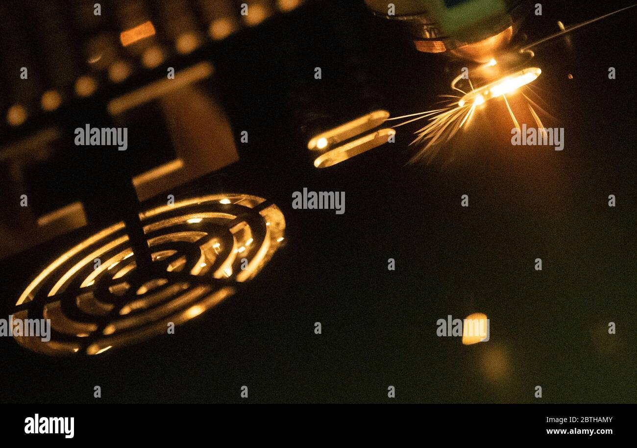 Ditzingen, Germania. 26 Maggio 2020. Un laser (r) taglia Trumpf in una lamiera nel centro dimostrativo del produttore della macchina. (A dpa 'l'ingegneria meccanica nel sud-ovest disegna il primo equilibrio corona') Credit: Marijan Murat/dpa/Alamy Live News Foto Stock