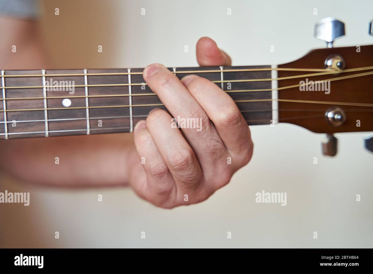 Musicista mano in G Major Chord su Acoustic Guitar Foto Stock