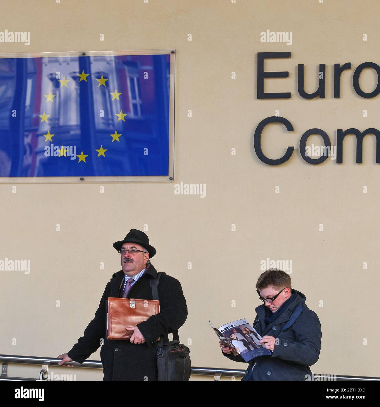Le persone comunicano vicino all'edificio della Commissione europea. Bruxelles, Belgio - 02 Mar 2011 Foto Stock