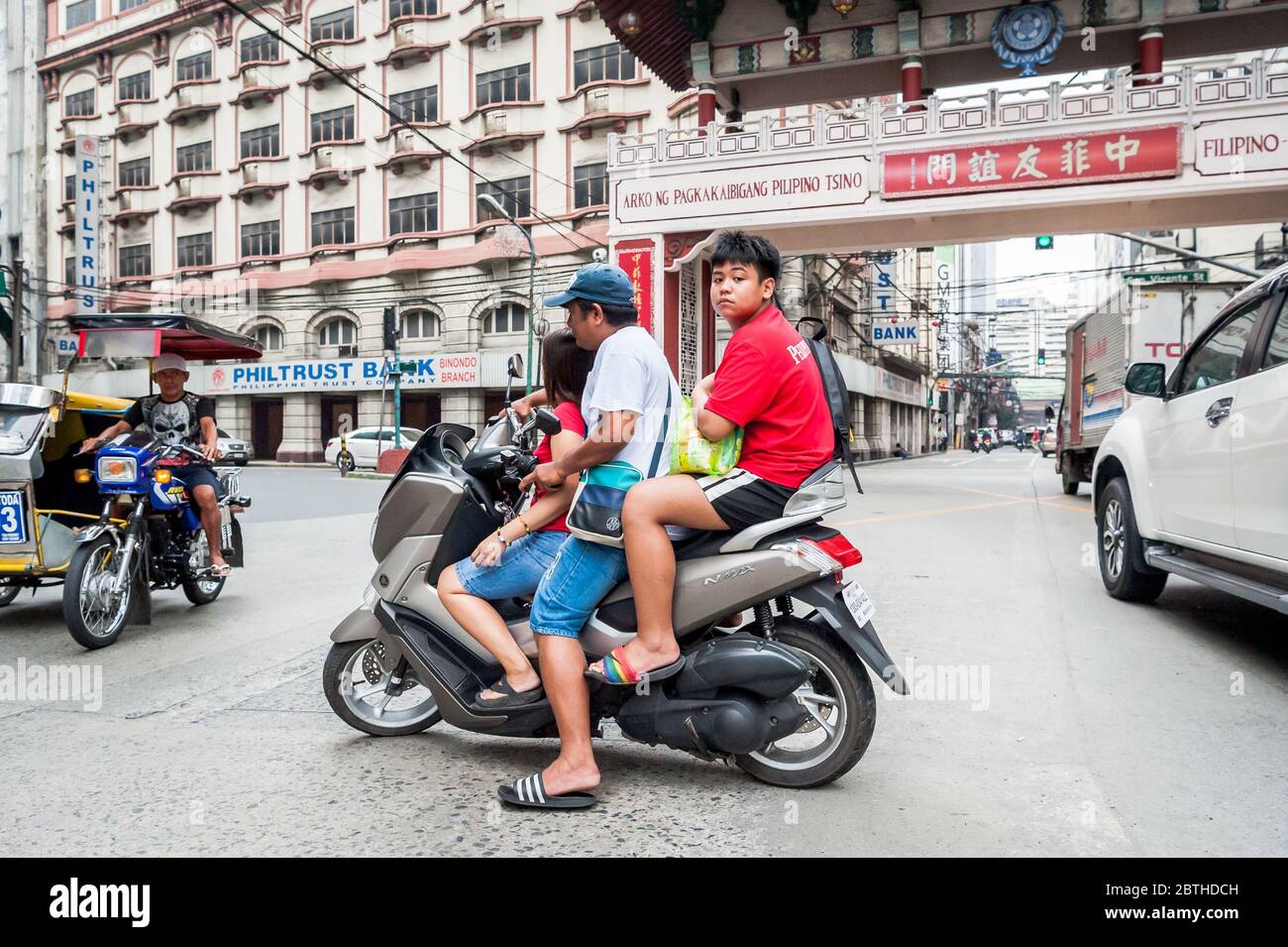Immagini del traffico all'incrocio trafficato presso l'Arco dell'amicizia Cinese Filippino nel quartiere di Binondo Chinatown a Manila Filippine. Foto Stock