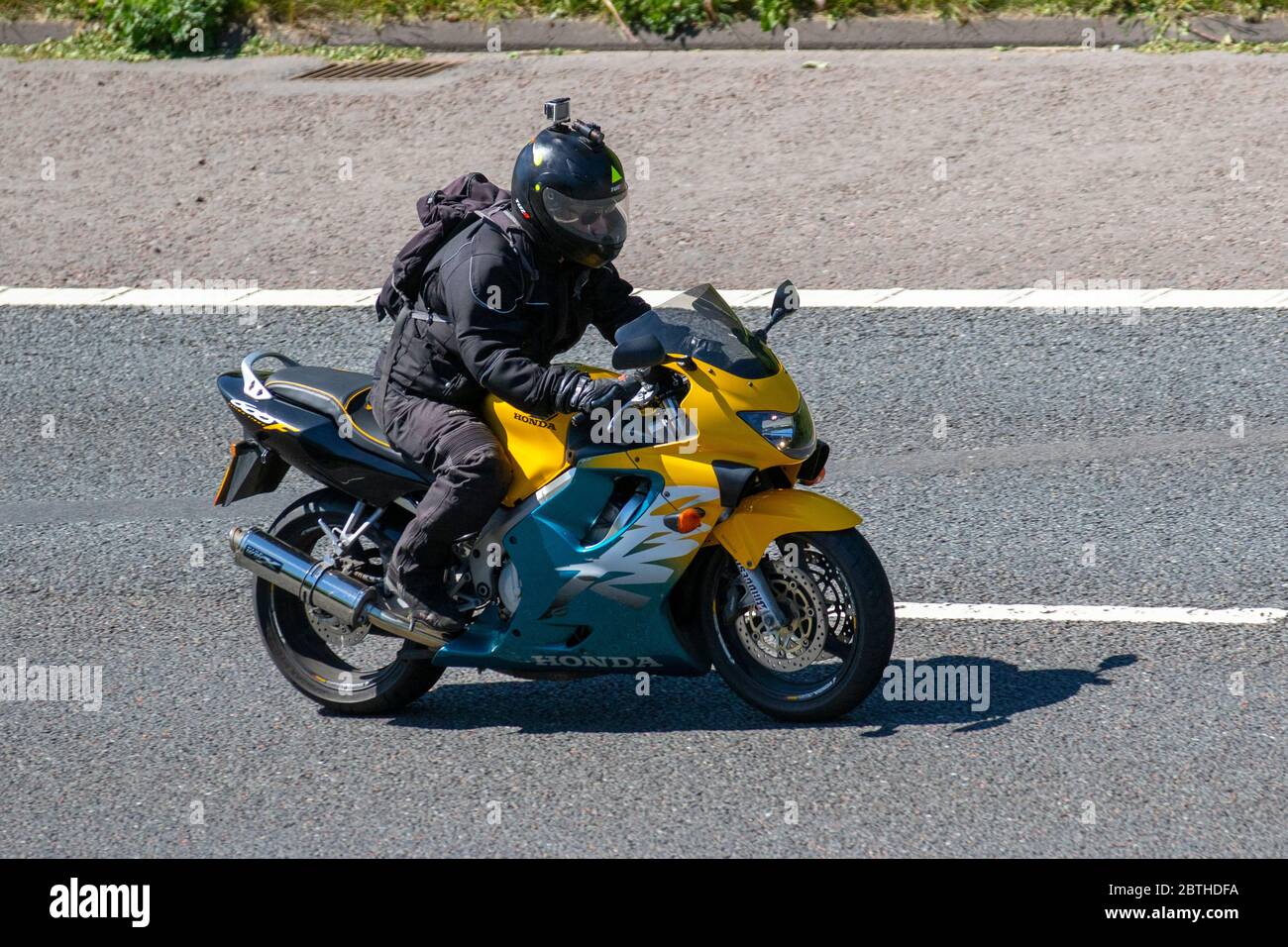 2000 Yellow Honda CBR600F CBR serie 600 cc moto sportiva a quattro cilindri  motociclista; due ruote trasporto, moto, veicolo, strade, moto,  motociclisti che guidano l'autostrada M6 Chorley, Regno Unito Foto stock -  Alamy