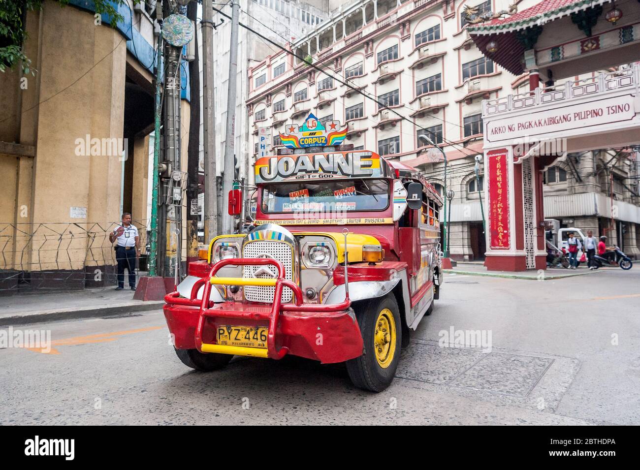 Immagini del traffico all'incrocio trafficato presso l'Arco dell'amicizia Cinese Filippino nel quartiere di Binondo Chinatown a Manila Filippine. Foto Stock