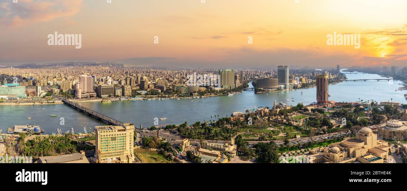 Cairo, la capitale dell'Egitto, vista del tramonto del centro Foto Stock