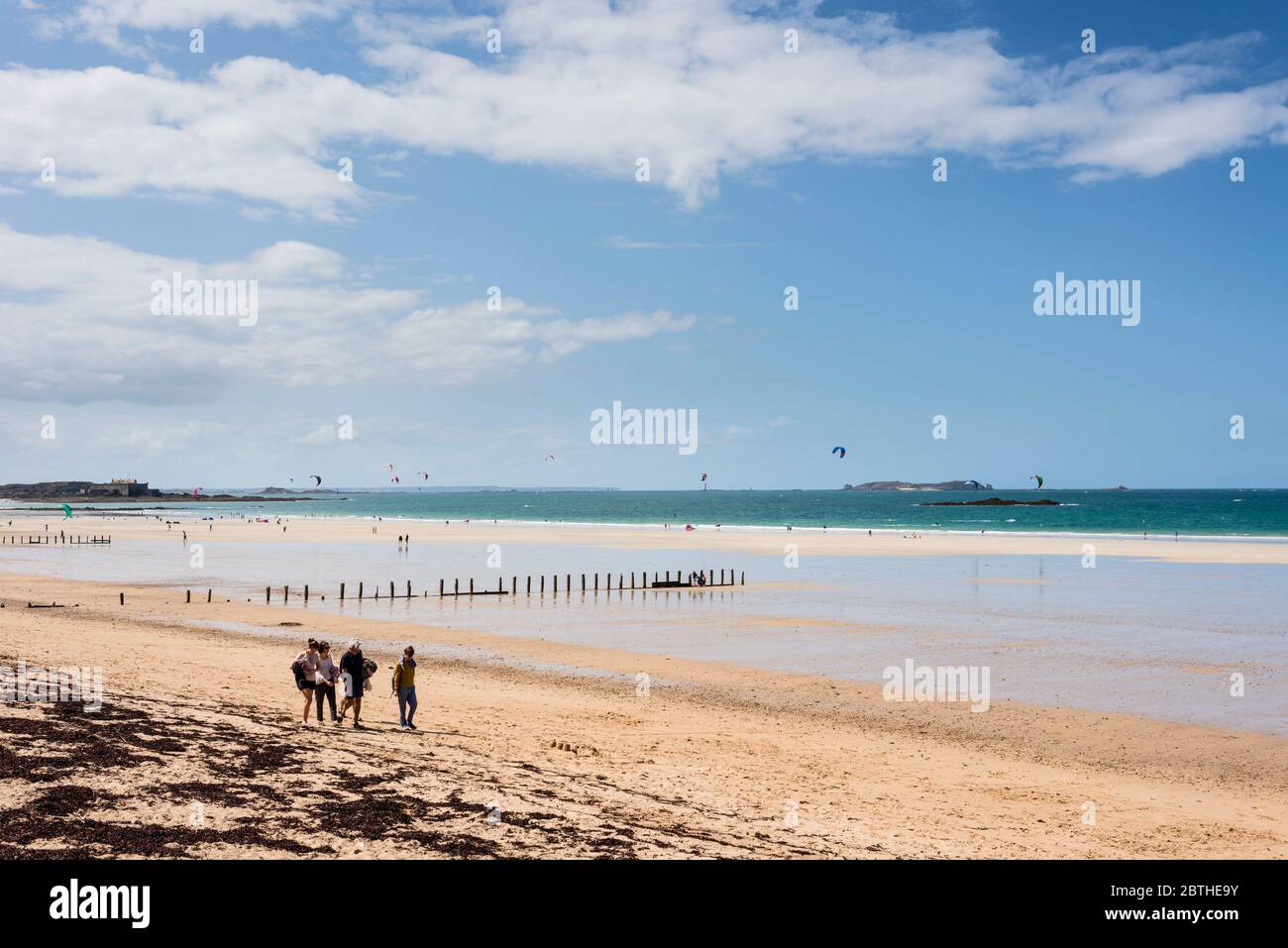 La gente sulla spiaggia sabbiosa e la vista del mare con il Fort National in background, Bretagna Francia Foto Stock