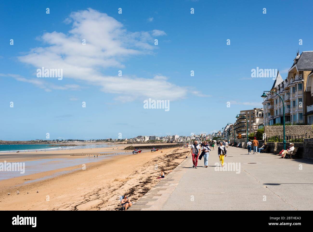 La gente camminare lungo la passeggiata sul lungomare. Saint Malo, Bretagna Francia Foto Stock