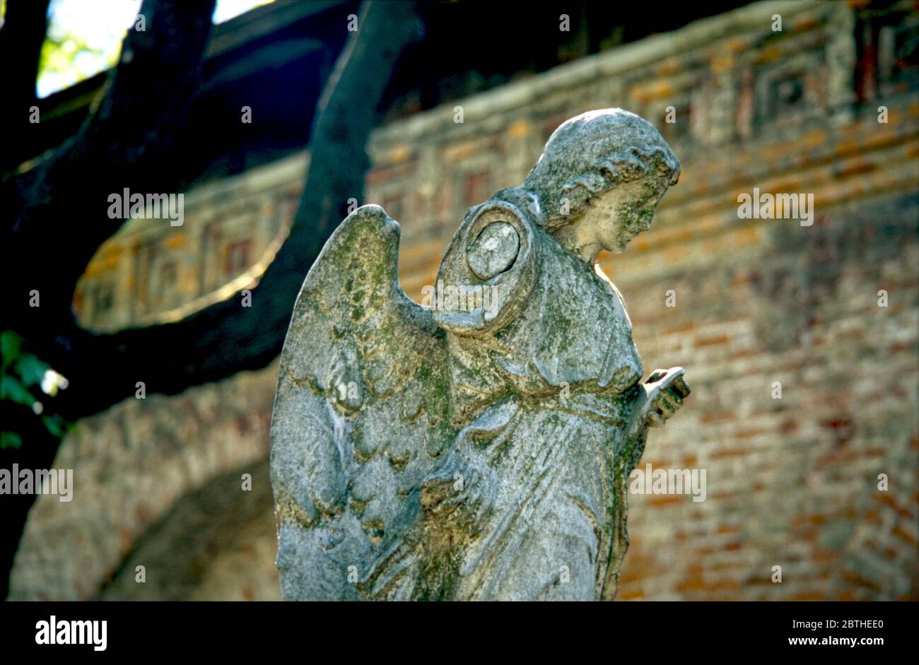 Scultura di un angelo nella necropoli del monastero di Donskoy a Mosca Foto Stock